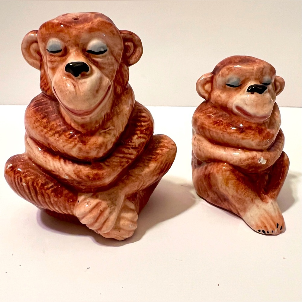 Monkey salt & pepper shakers.